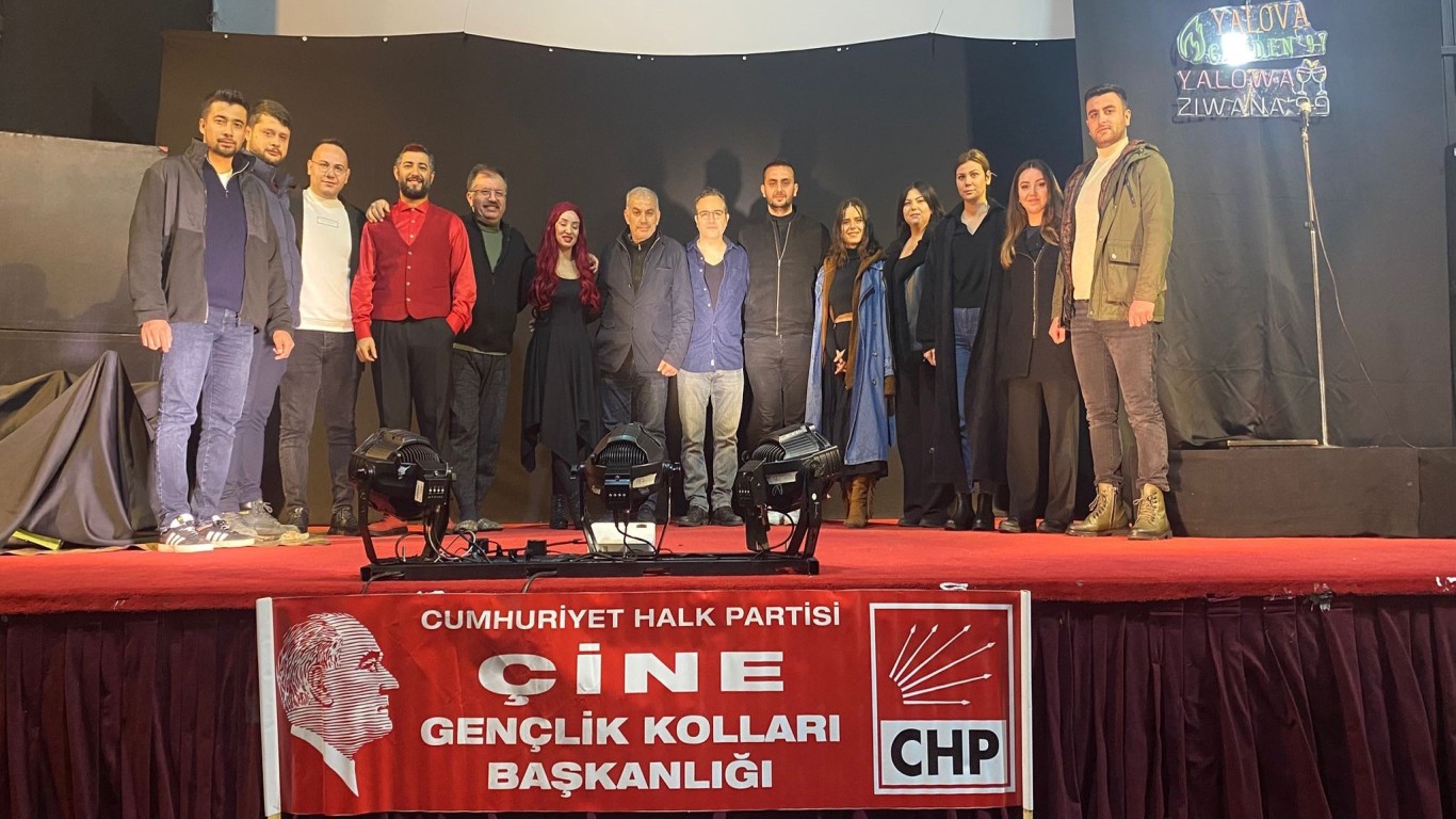 CHP'Lİ GENÇLERDEN SANATA DESTEK